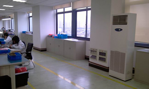 除濕機(jī)放在電裝車間手工電裝區(qū)